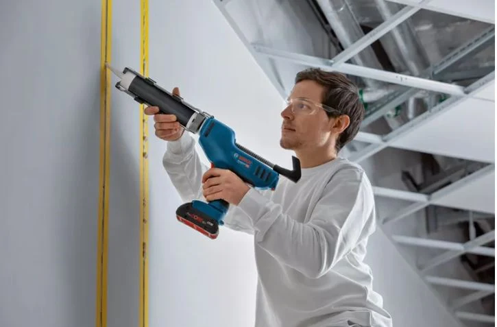 Le pistolet à mastic sans-fil GCG 18V-310 solo (C) 06019C4100 BOSCH