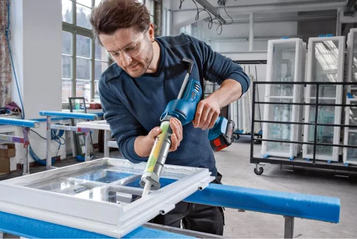 Le pistolet à mastic sans-fil GCG 18V-310 solo (C) 06019C4100 BOSCH