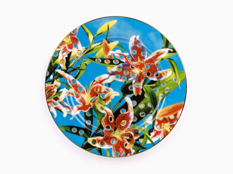 Seletti porte Toiletpaper - assiette en porcelaine bordure or Fleurs