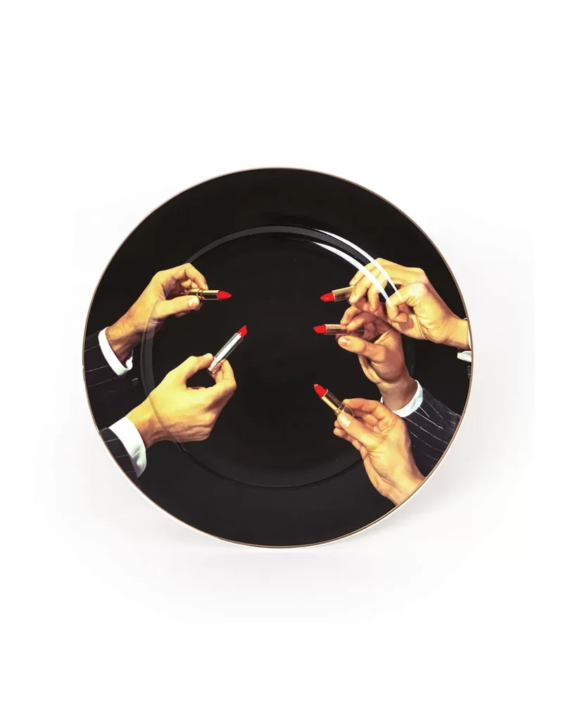 Seletti porte Toiletpaper - assiette en porcelaine bordure or Rouges à lèvres noir