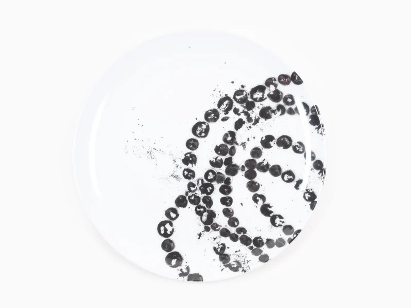 Jean-Michel Othoniel - Assiette mignardise " Rose du Louvre " noire en porcelaine