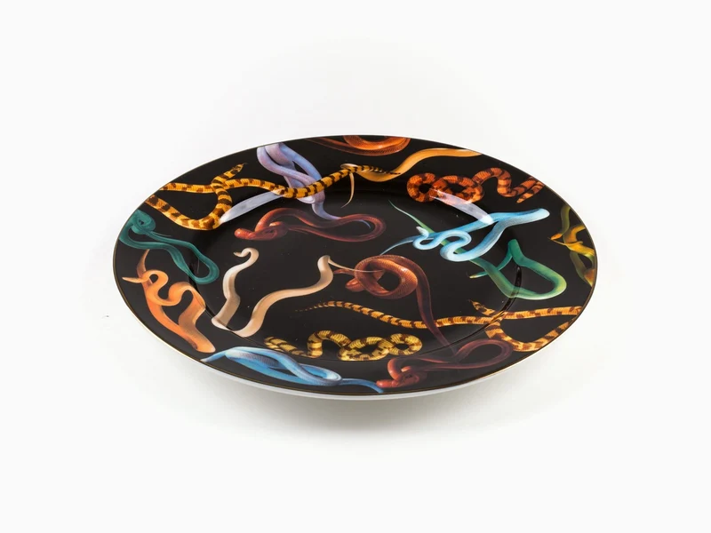 Seletti porte Toiletpaper - assiette en porcelaine bordure or Serpents