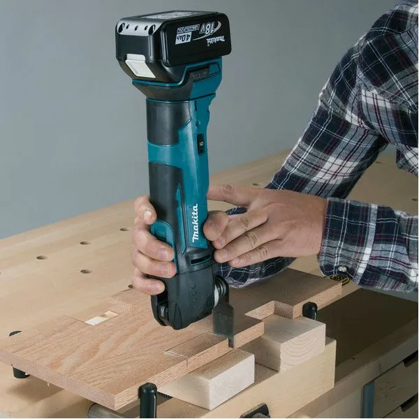 Découpeur-ponceur multifonctions 18 V Li-ion 4 Ah Makita DTM51RMJX3 + accessoires
