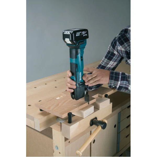 Découpeur-ponceur multifonctions 18 V Li-ion 4 Ah Makita DTM51RMJX3 + accessoires