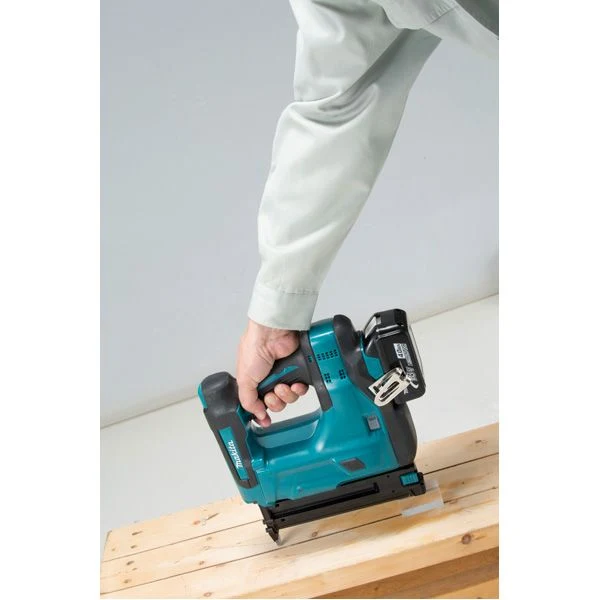 Cloueur 18V Li-Ion (Produit seul) Makita DBN500ZJ